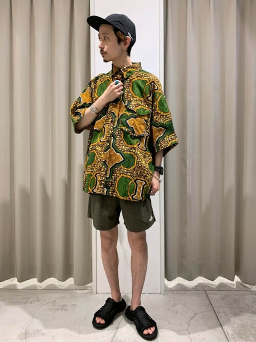 グリーン系のシャツ/ブラウス、グリーン系のその他パンツ、ブラック系のサンダルを着用したメンズの夏コーディネートの1枚目の写真