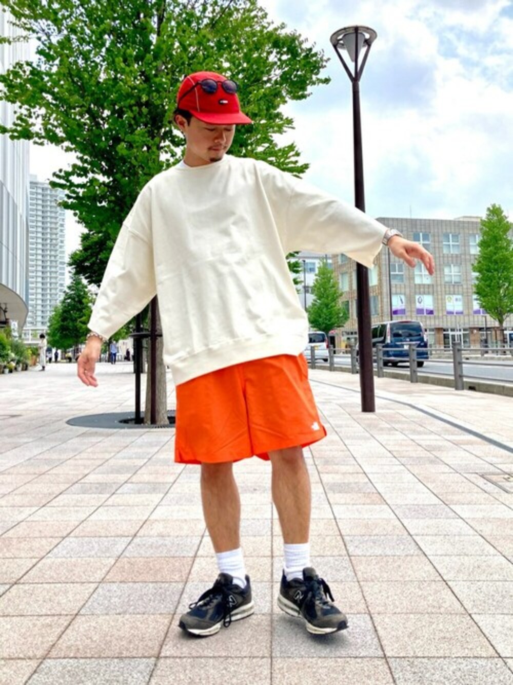 ホワイト系のTシャツ/カットソー、オレンジ系のその他パンツを着用したメンズの夏コーディネートの1枚目の写真