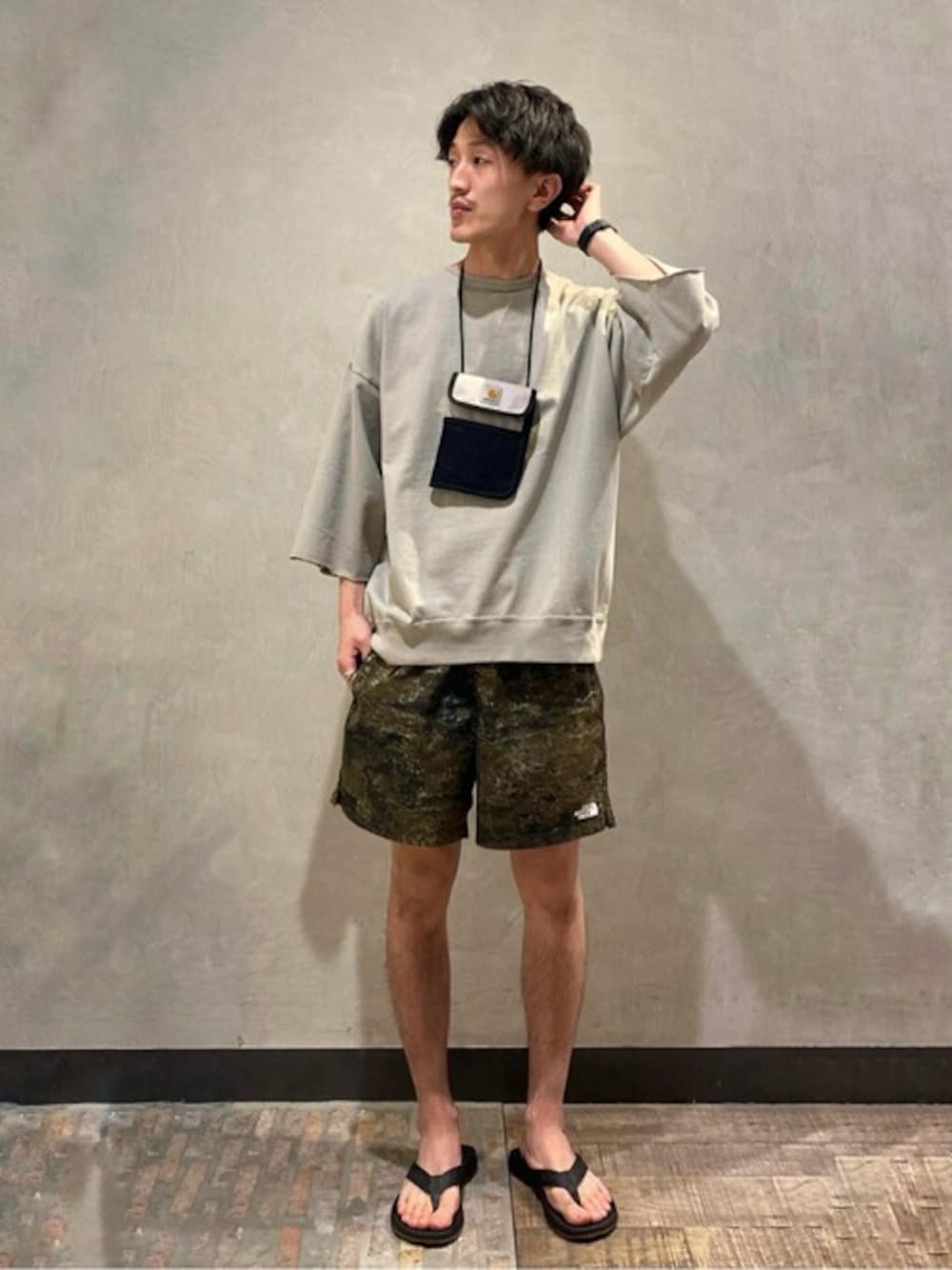 ベージュ系のTシャツ/カットソー、グリーン系のその他パンツ、グレー系のショルダーバッグを着用したメンズの夏コーディネートの1枚目の写真