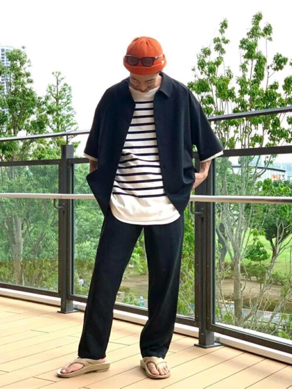 ブラック系のシャツ/ブラウス、ブラック系のスラックス、ブルー系のTシャツ/カットソーを着用したメンズの夏コーディネートの1枚目の写真