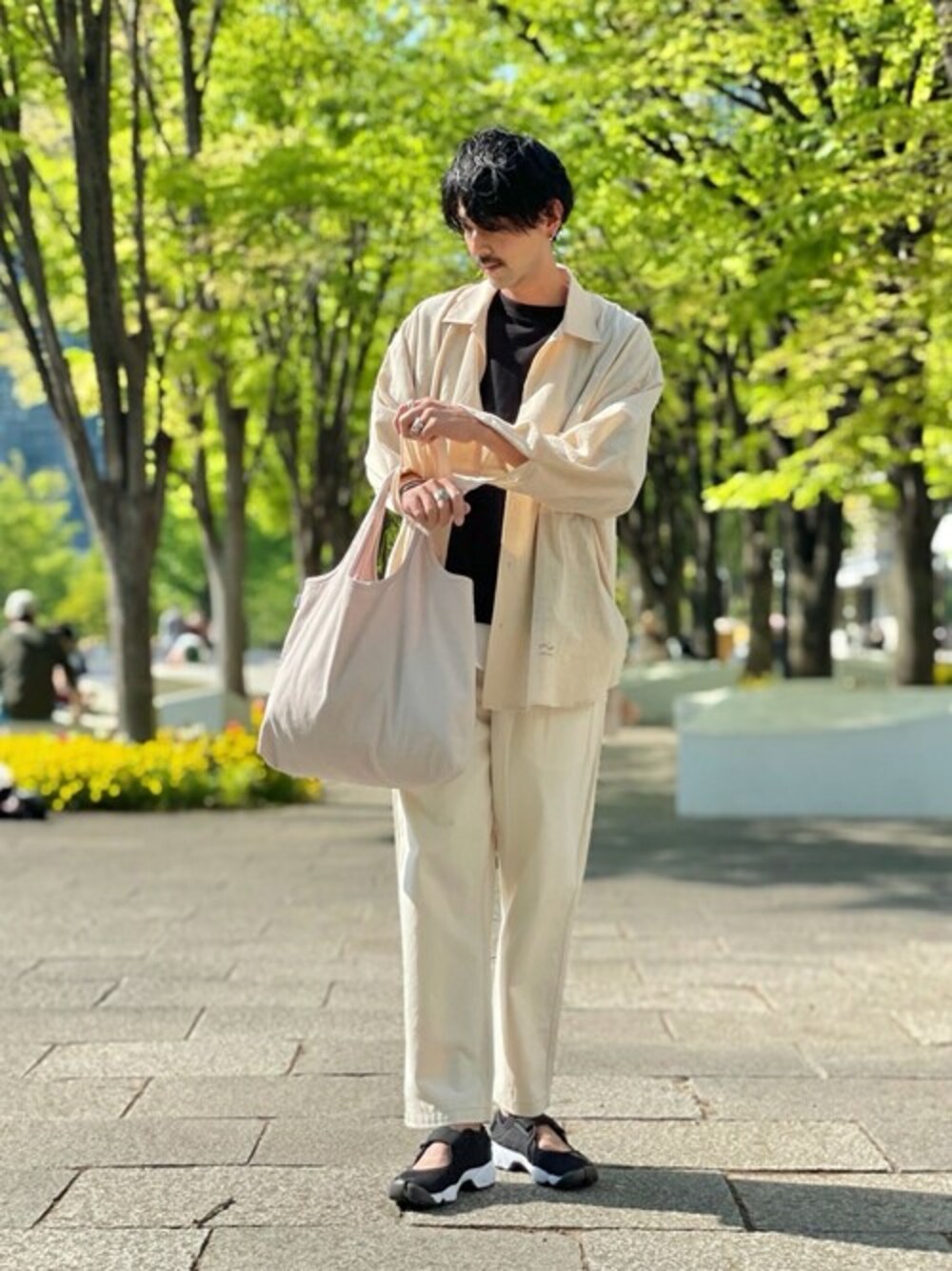 ベージュ系のシャツ/ブラウス、ブラック系のTシャツ/カットソー、ホワイト系のTシャツ/カットソーを着用したメンズの夏コーディネートの1枚目の写真