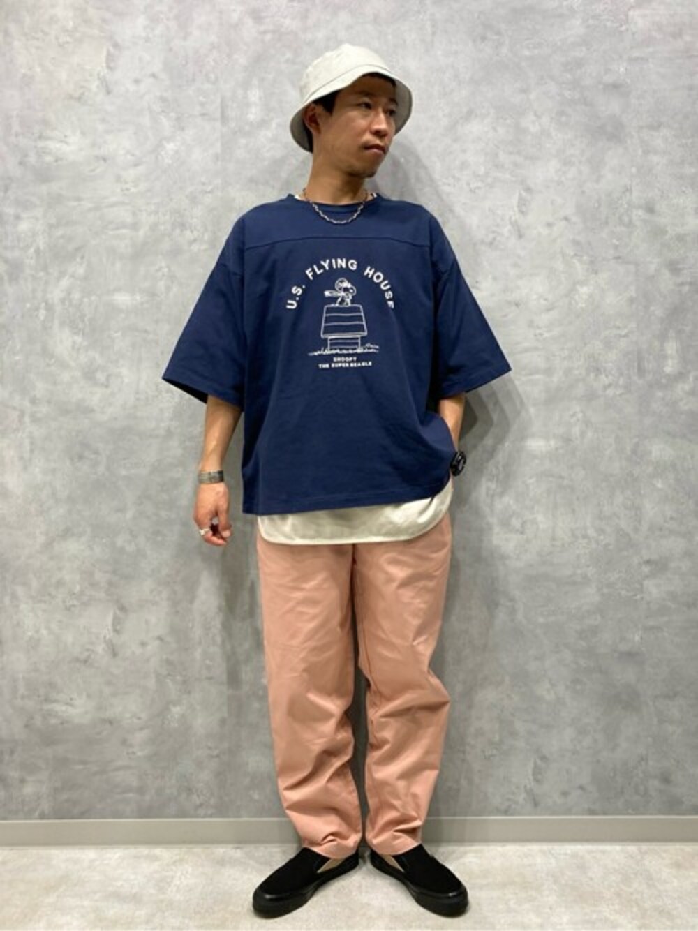 「ビッグシルエット、レイヤードスタイル、スヌーピー、シンプルコーデ、夏コーデ、バケットハット、JOURNAL STANDARD relume、今日のコーデ、ジャーナルスタンダードレリューム、シェフパンツ」｜「PEANUTSの◆【ARTEX/アルテックス】スヌーピーTシャツ（Tシャツ/カットソー、ブルー系）」を使った、JOURNAL STANDARD relumeさん（メンズ・168cm）の夏コーディネートの1枚目の写真