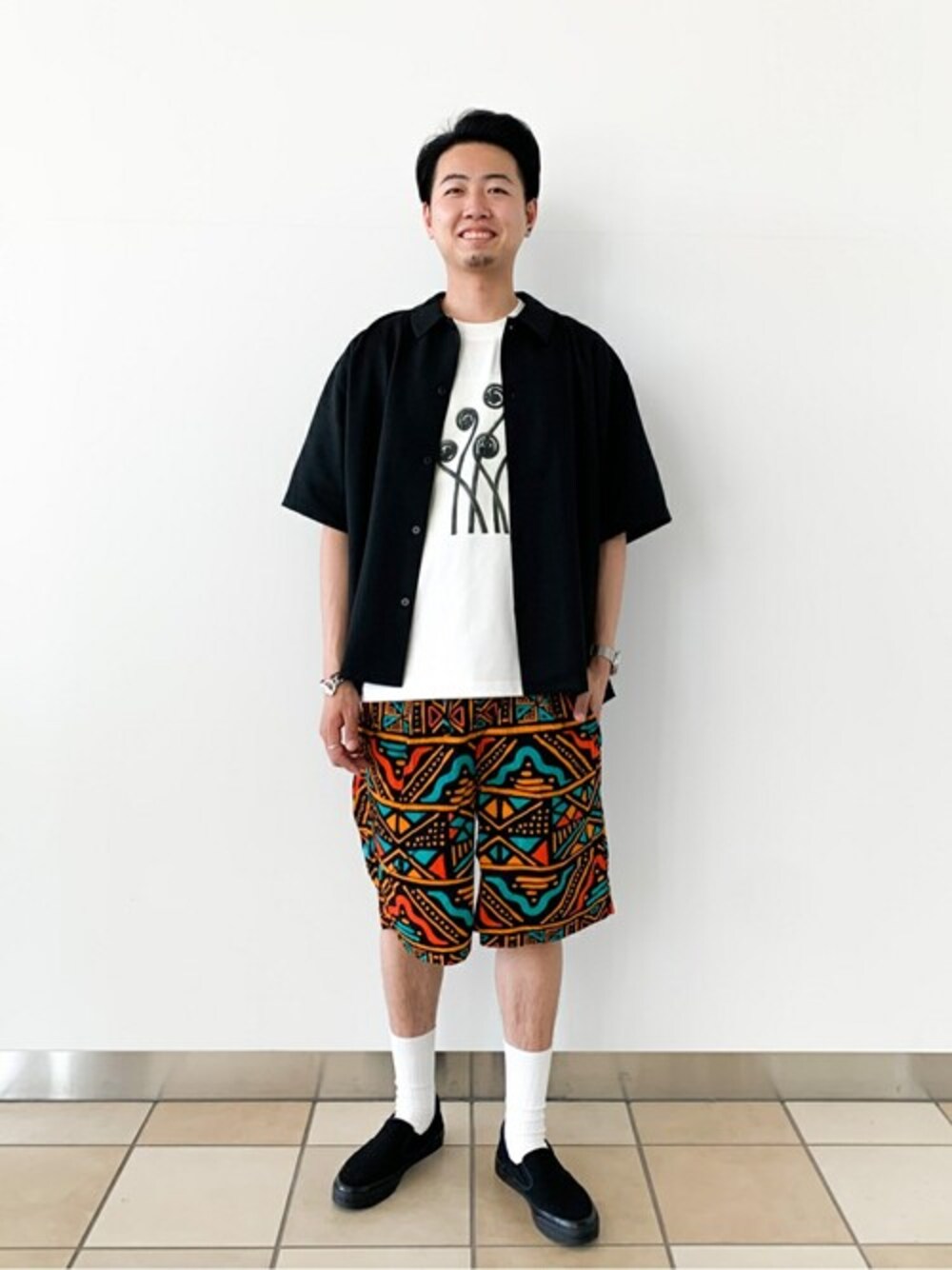 ホワイト系のTシャツ/カットソー、ブラック系のシャツ/ブラウス、ブラック系のその他パンツを着用したメンズの夏コーディネートの1枚目の写真