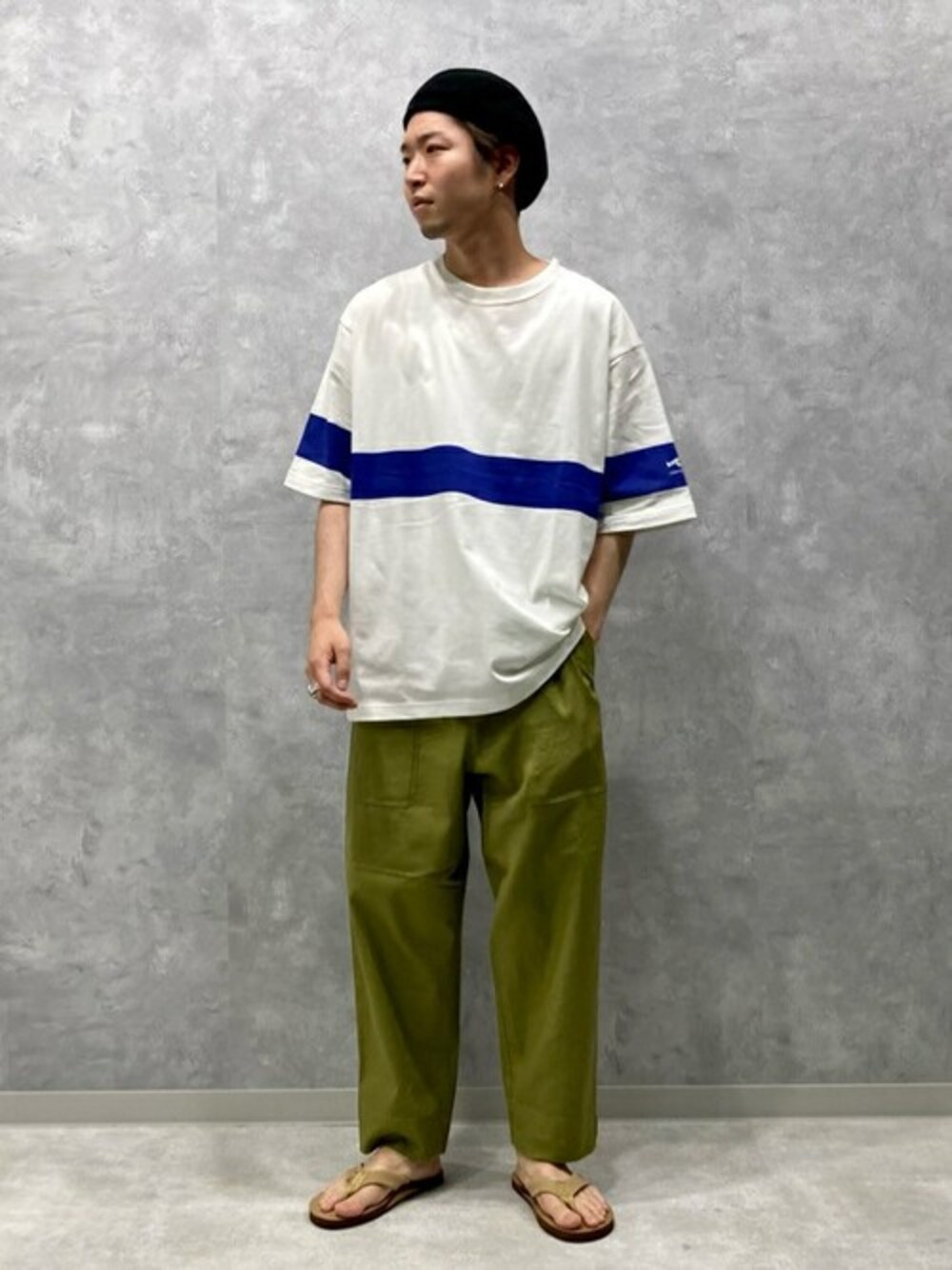 ホワイト系のTシャツ/カットソー、グリーン系のその他パンツ、ベージュ系のサンダルを着用したメンズの夏コーディネートの1枚目の写真