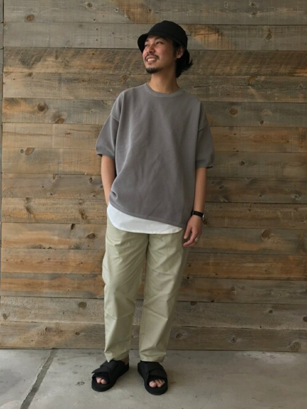 グレー系のTシャツ/カットソー、ベージュ系のその他パンツ、ブラック系のサンダルを着用したメンズの夏コーディネートの1枚目の写真