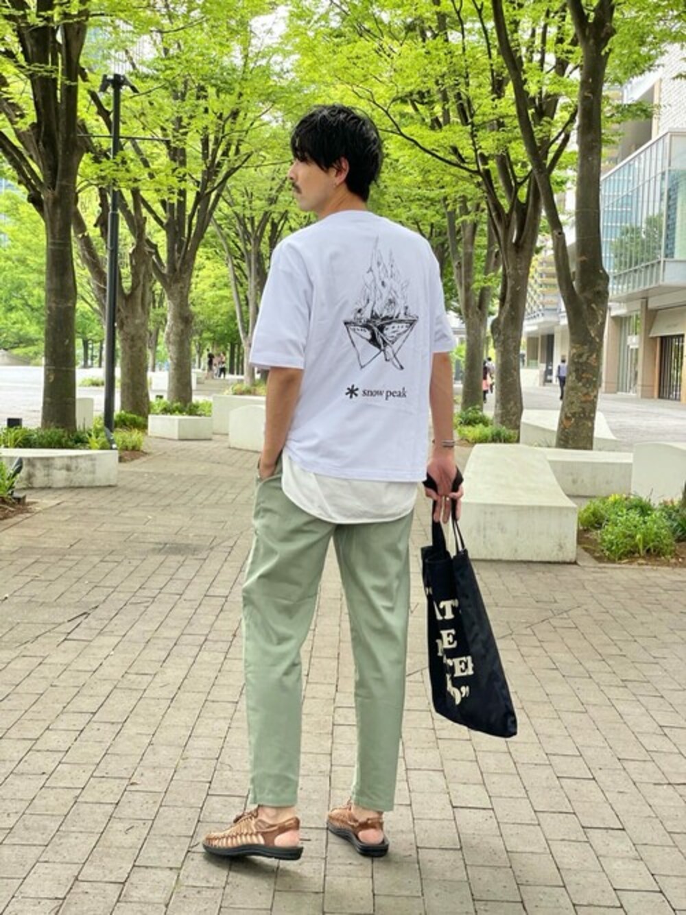 ホワイト系のTシャツ/カットソー、グリーン系のその他パンツ、ブラック系のトートバッグを着用したメンズの夏コーディネートの1枚目の写真