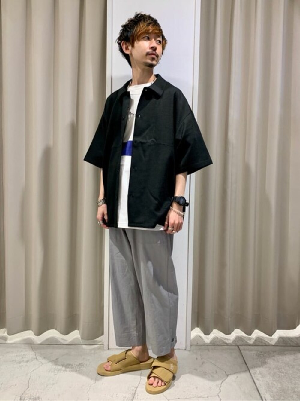 ブラック系のシャツ/ブラウス、ホワイト系のTシャツ/カットソー、ブルー系のその他パンツを着用したメンズの夏コーディネートの1枚目の写真
