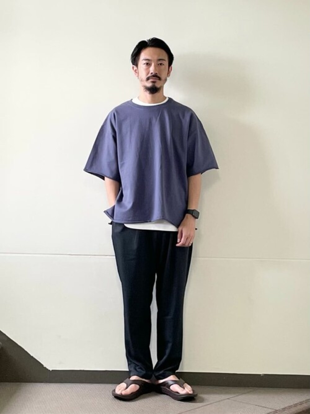 グレー系のTシャツ/カットソー、ホワイト系のTシャツ/カットソー、ブラック系のスラックスを着用したメンズの夏コーディネートの1枚目の写真