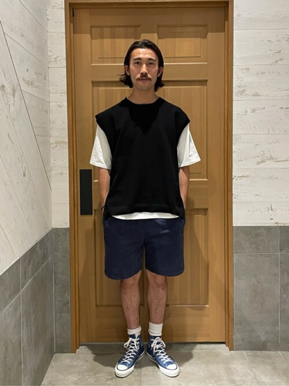 ブラック系のTシャツ/カットソー、ブルー系のその他パンツ、ブルー系のスニーカーを着用したメンズの夏コーディネートの1枚目の写真