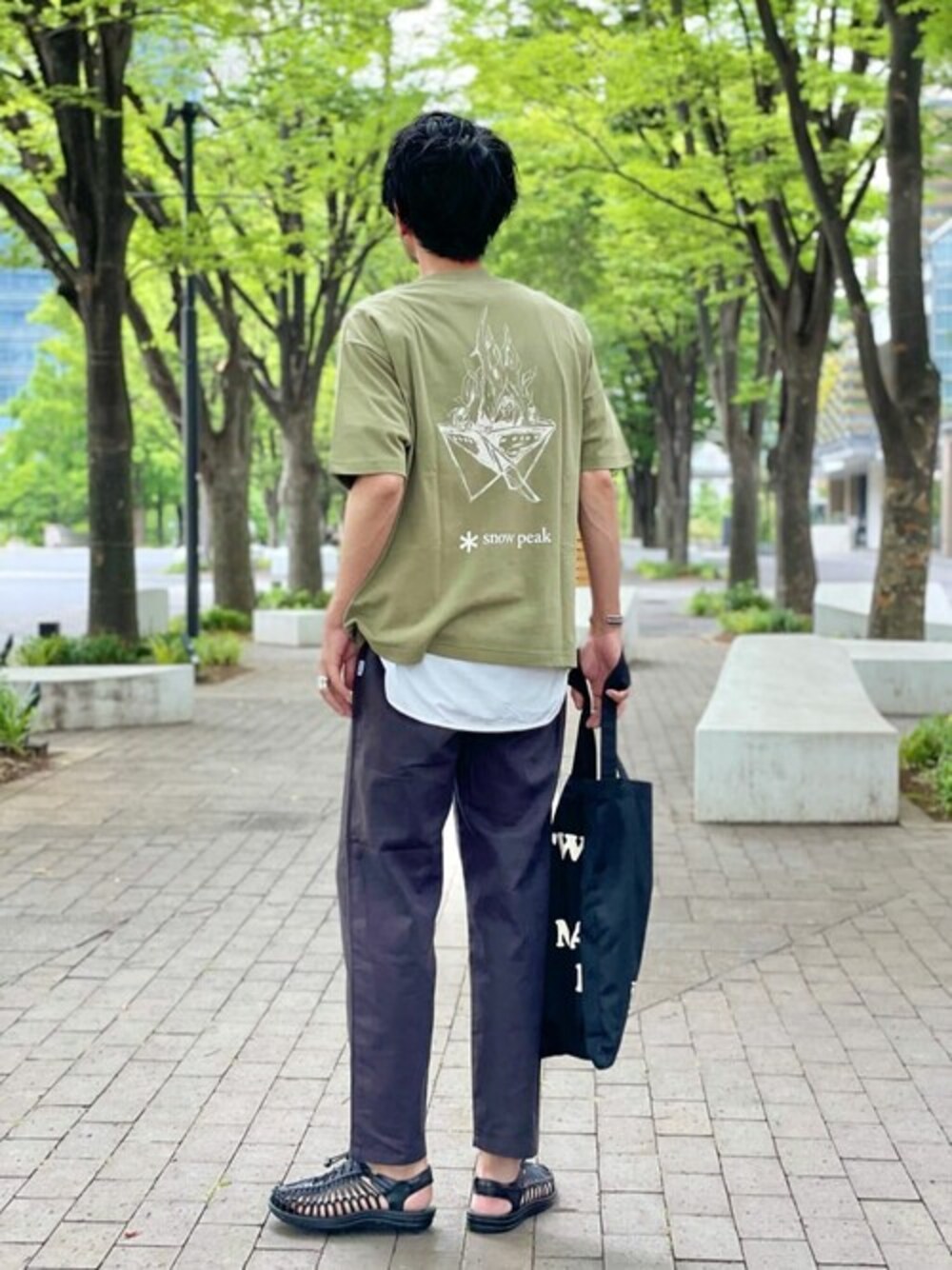 グリーン系のTシャツ/カットソー、ブラック系のその他パンツ、ホワイト系のTシャツ/カットソーを着用したメンズの夏コーディネートの1枚目の写真