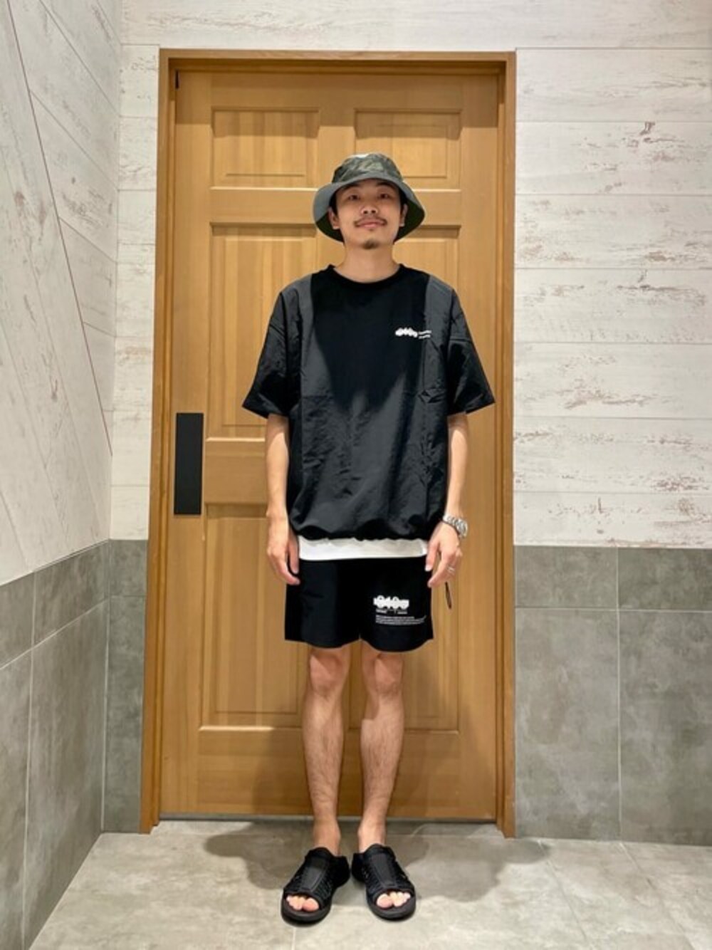 ブラック系のTシャツ/カットソー、ブラック系のその他パンツ、ホワイト系のタンクトップを着用したメンズの夏コーディネートの1枚目の写真