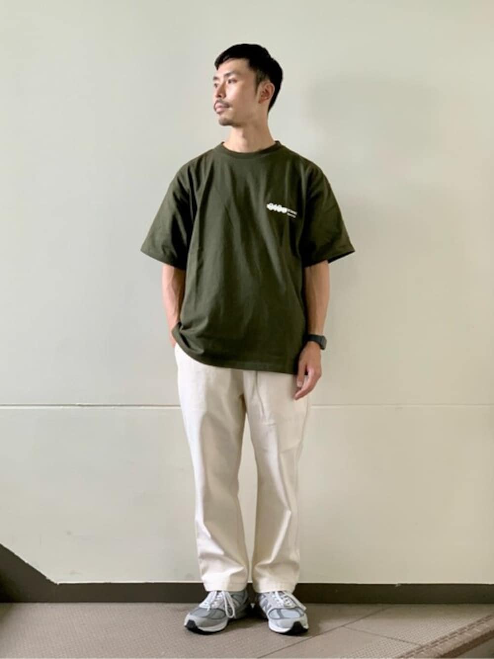 グリーン系のTシャツ/カットソー、ホワイト系のその他パンツを着用したメンズの夏コーディネートの1枚目の写真