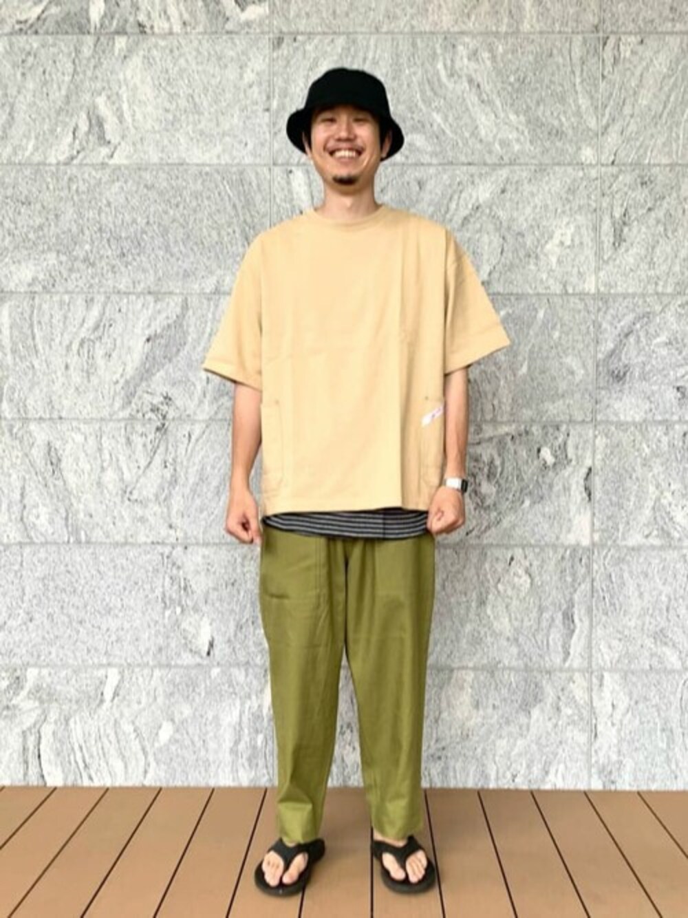 ベージュ系のTシャツ/カットソー、ブラック系のタンクトップ、グリーン系のその他パンツを着用したメンズの夏コーディネートの1枚目の写真