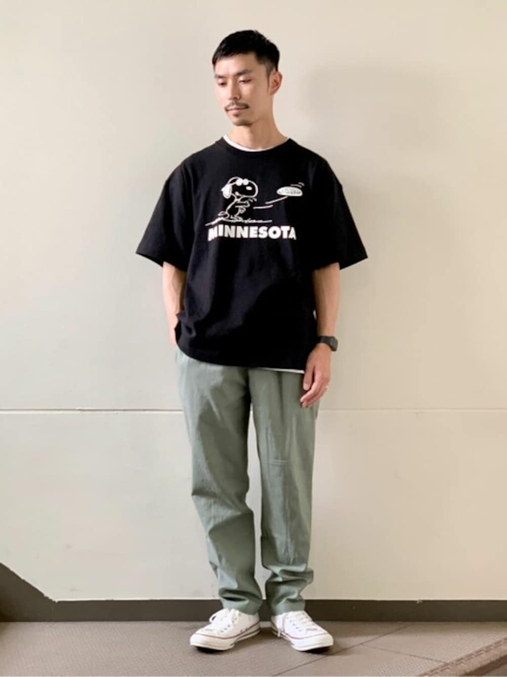 ブラック系のTシャツ/カットソー、グリーン系のその他パンツ、ホワイト系のスニーカーを着用したメンズの夏コーディネートの1枚目の写真