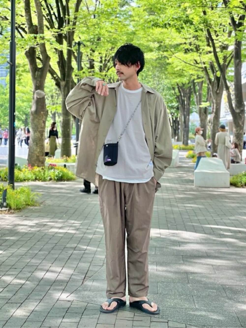 グリーン系のシャツ/ブラウス、ホワイト系のTシャツ/カットソー、ホワイト系のTシャツ/カットソーを着用したメンズの夏コーディネートの1枚目の写真