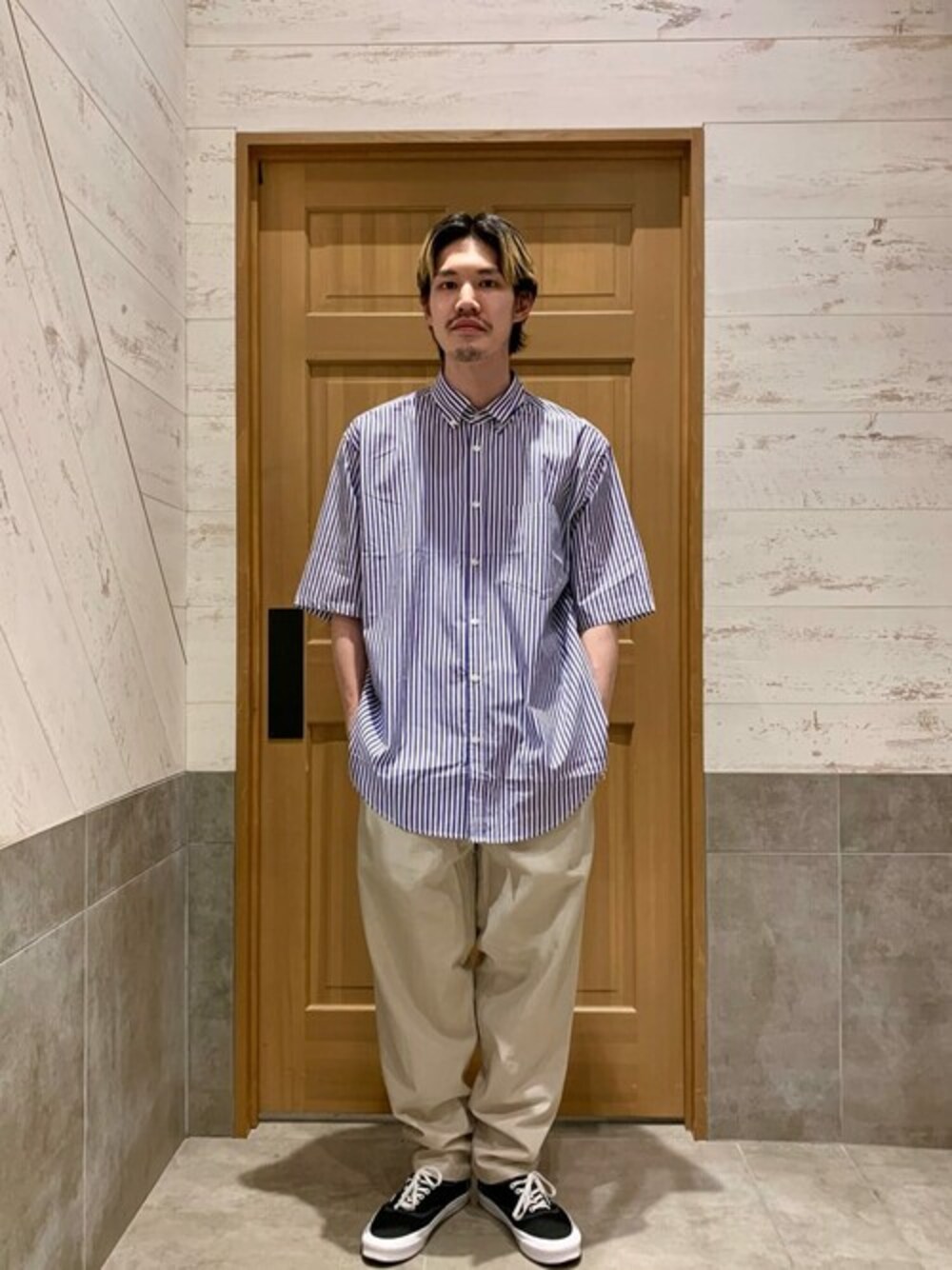 ブルー系のシャツ/ブラウス、グレー系のその他パンツを着用したメンズの夏コーディネートの1枚目の写真
