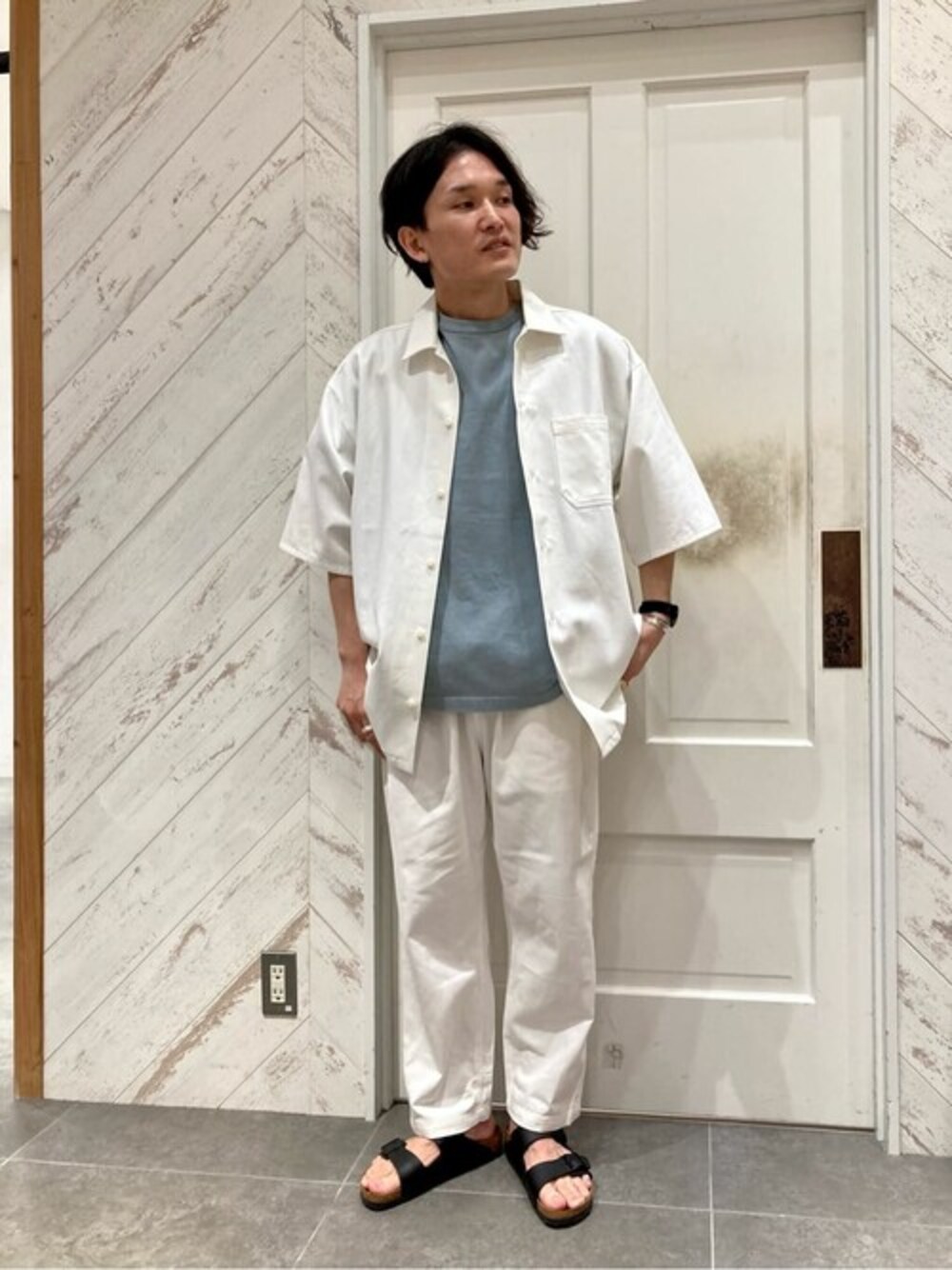 ホワイト系のシャツ/ブラウス、ブルー系のTシャツ/カットソー、ホワイト系のその他パンツを着用したメンズの夏コーディネートの1枚目の写真