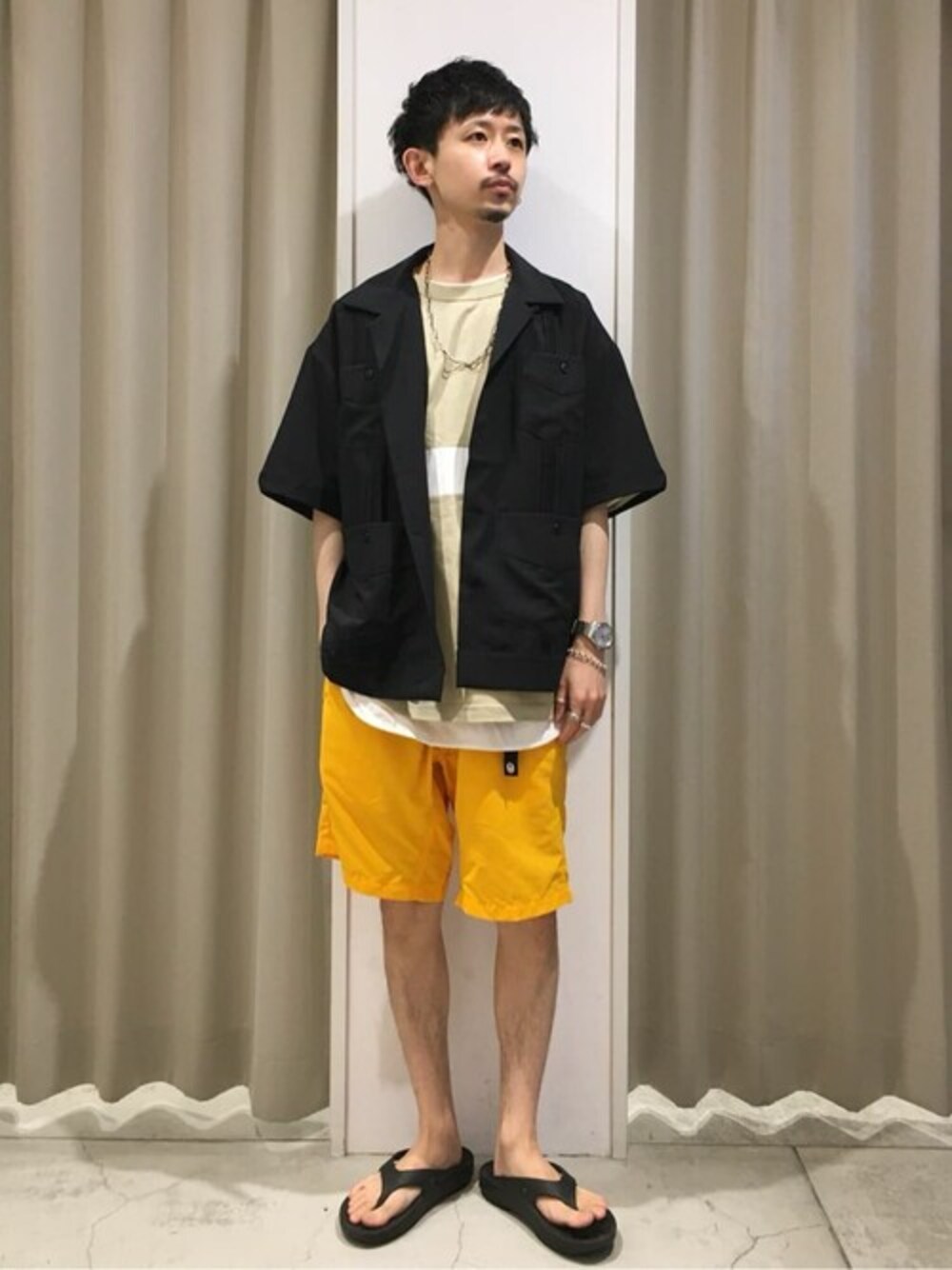 ブラック系のシャツ/ブラウス、ベージュ系のTシャツ/カットソー、イエロー系のその他パンツを着用したメンズの夏コーディネートの1枚目の写真