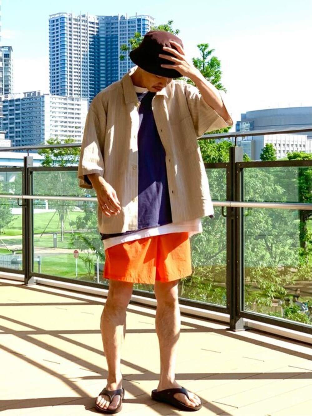 ベージュ系のシャツ/ブラウス、グレー系のTシャツ/カットソー、オレンジ系のその他パンツを着用したメンズの夏コーディネートの1枚目の写真