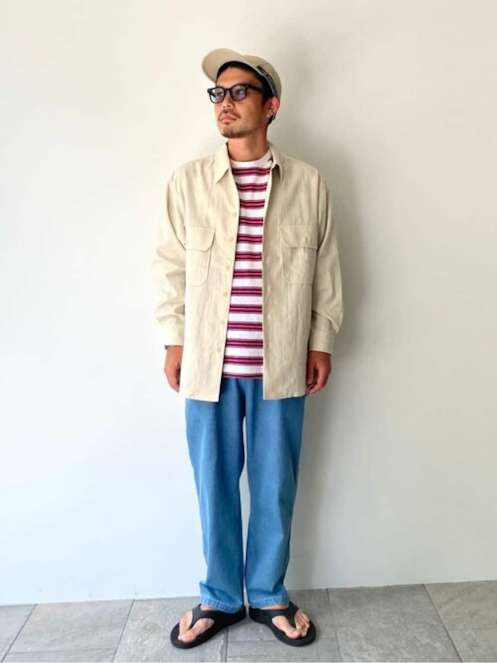 ベージュ系のブルゾン、ホワイト系のTシャツ/カットソー、ブルー系のその他パンツを着用したメンズの夏コーディネートの1枚目の写真