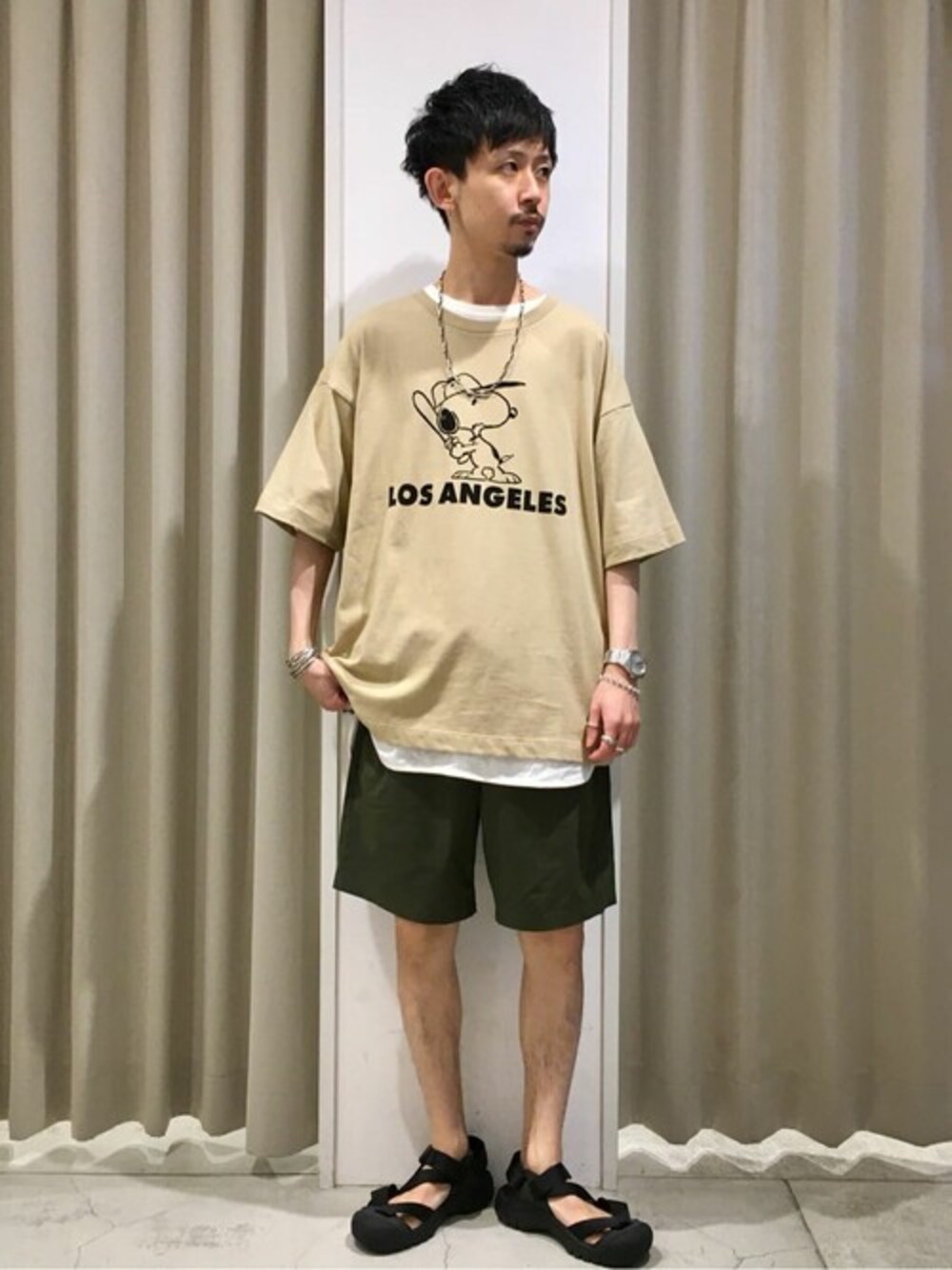 ベージュ系のTシャツ/カットソー、グリーン系のその他パンツ、ブラック系のサンダルを着用したメンズの夏コーディネートの1枚目の写真