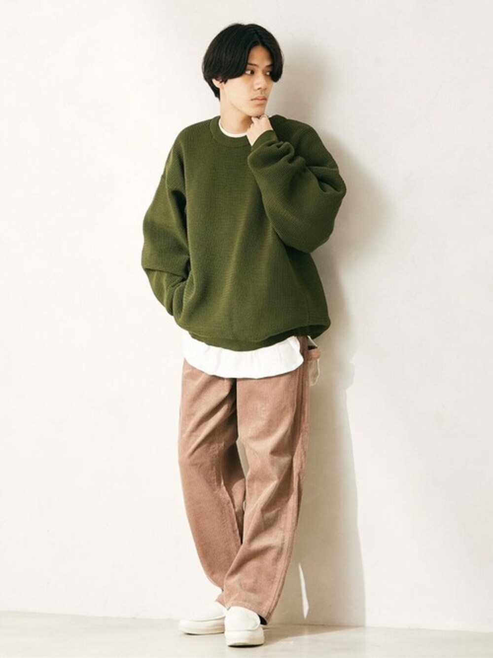 グリーン系のニット/セーター、イエロー系のその他パンツを着用したメンズの夏コーディネートの1枚目の写真