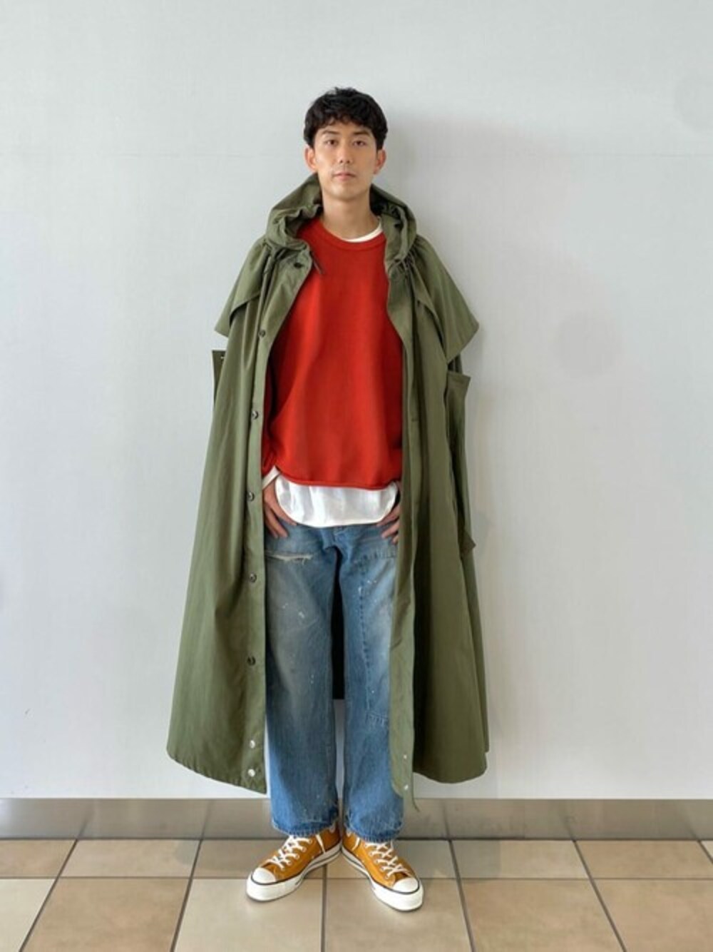 レッド系のニット/セーター、ブルー系のデニムパンツ、イエロー系のその他シューズを着用したメンズの夏コーディネートの1枚目の写真
