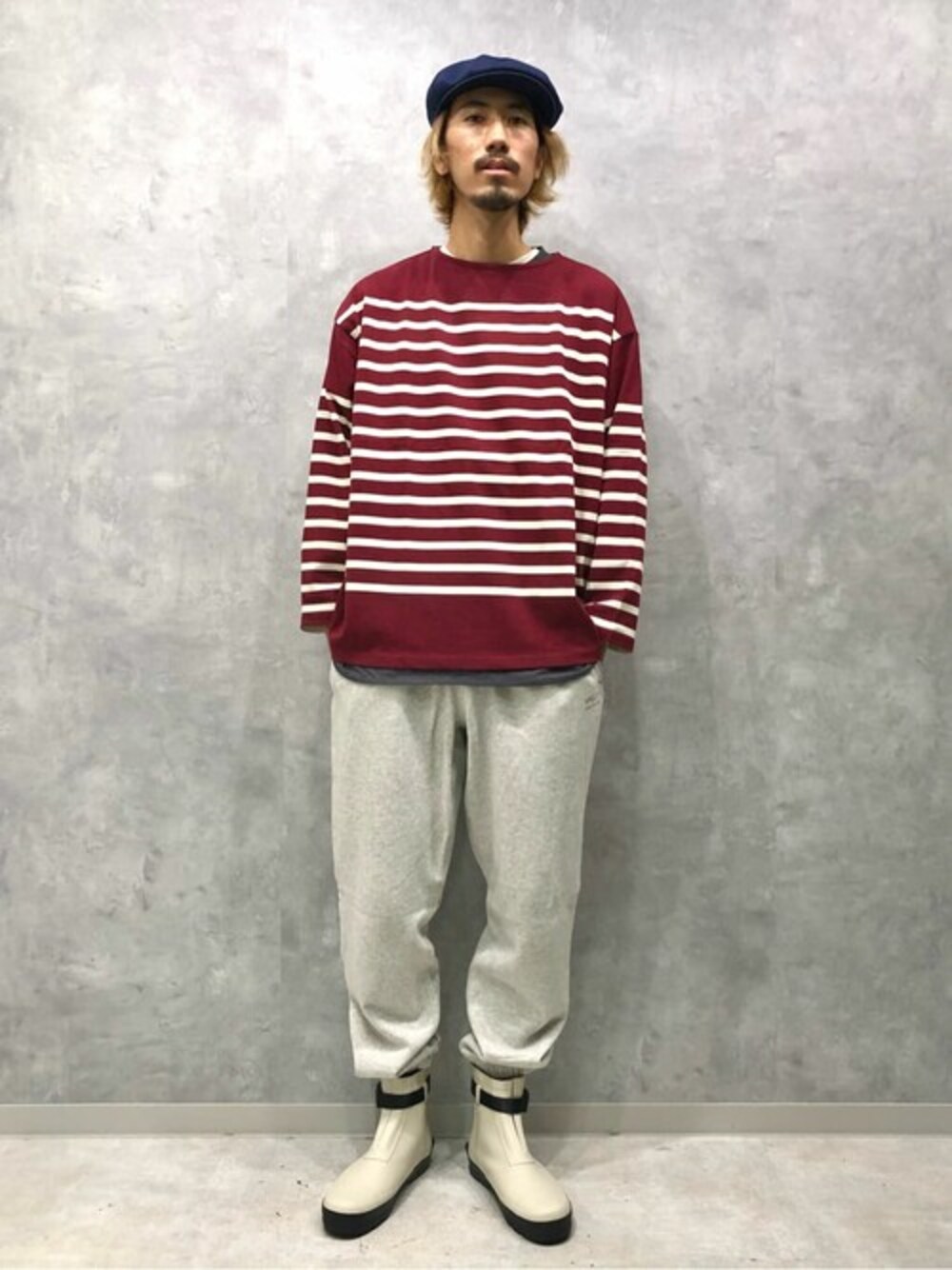 レッド系のTシャツ/カットソー、グレー系のTシャツ/カットソー、グレー系のスウェットパンツを着用したメンズの夏コーディネートの1枚目の写真