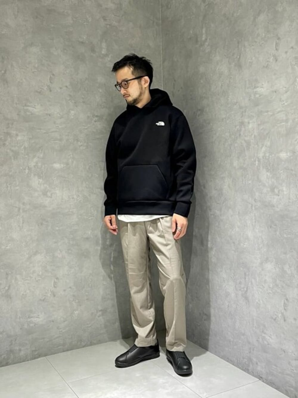 ブラック系のパーカー、ホワイト系のTシャツ/カットソー、ベージュ系のその他パンツを着用したメンズの秋コーディネートの1枚目の写真