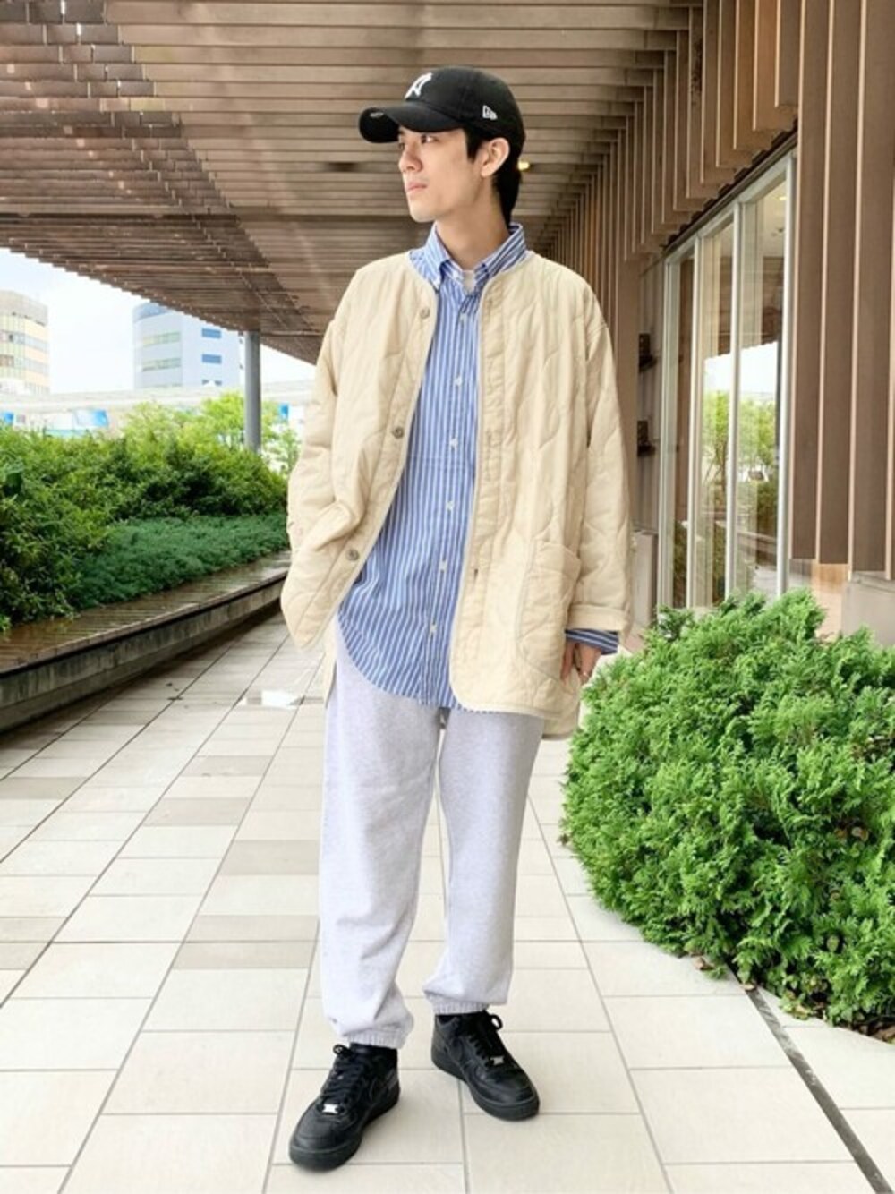 「スウェットパンツ、オーバーサイズ、大人カジュアル、休日スタイル、ストライプシャツ、トラックパンツ、シャツスタイル、JOURNAL STANDARD relume、秋コーデ、ライナージャケット」｜「JOURNAL STANDARD relumeのCALIFORNIA カラーライナーブルゾン（ブルゾン、ベージュ系）」を使った、JOURNAL STANDARD relumeさん（メンズ・170cm）の秋コーディネートの1枚目の写真