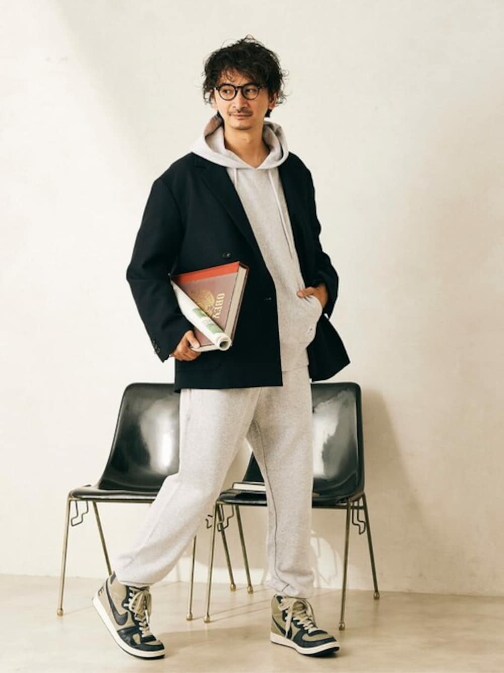 グレー系のパーカー、グレー系のスウェットパンツ、ブルー系のスーツジャケットを着用したメンズの秋コーディネートの1枚目の写真