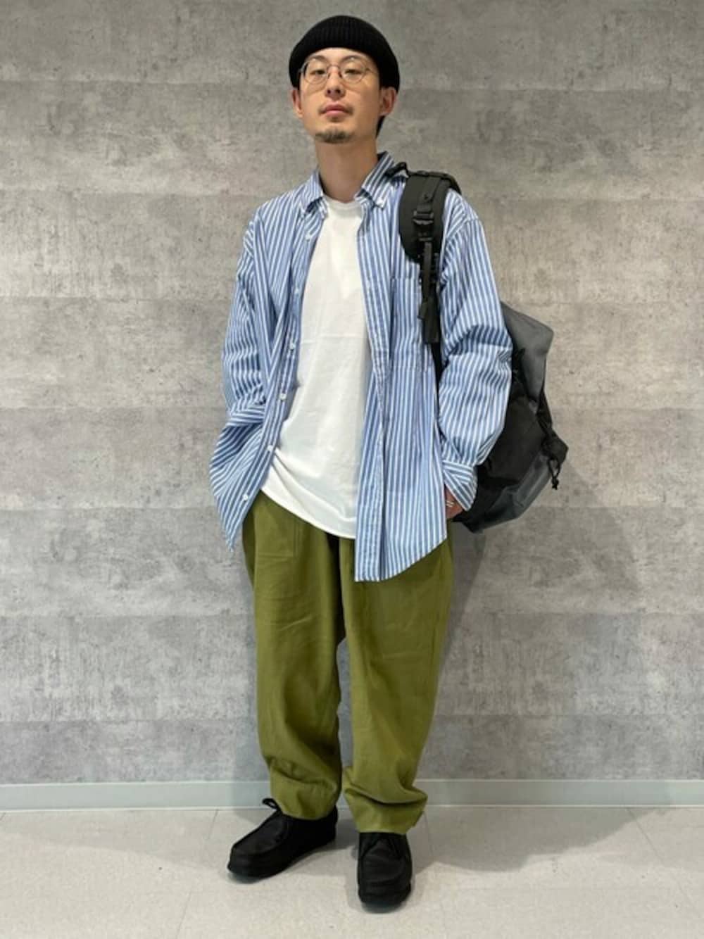 ホワイト系のTシャツ/カットソー、グリーン系のその他パンツ、ブルー系のシャツ/ブラウスを着用したメンズの秋コーディネートの1枚目の写真