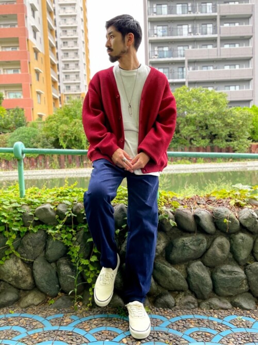 ピンク系のカーディガン/ボレロ、ブルー系のその他パンツ、ホワイト系のスニーカーを着用したメンズの秋コーディネートの1枚目の写真