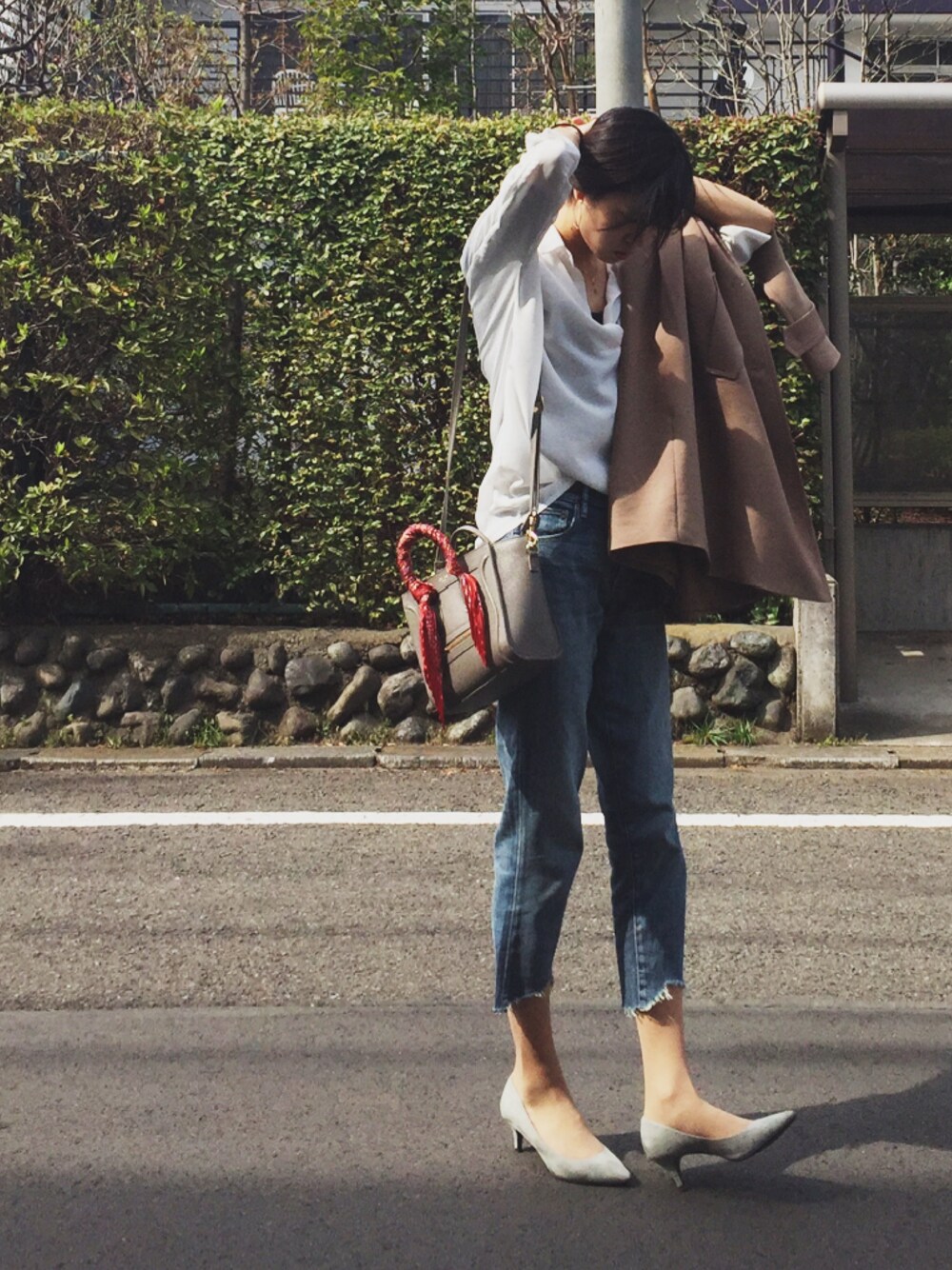 「春コーデ、シャツ、ボーイフレンドデニム、ユニクロ、UNIQLO、お花見、デニム、ootd、denim、GU」｜「UNIQLOのアイテム（デニムパンツ、ブルー系）」を使った、Katieさん（レディース・169cm）の春コーディネートの1枚目の写真