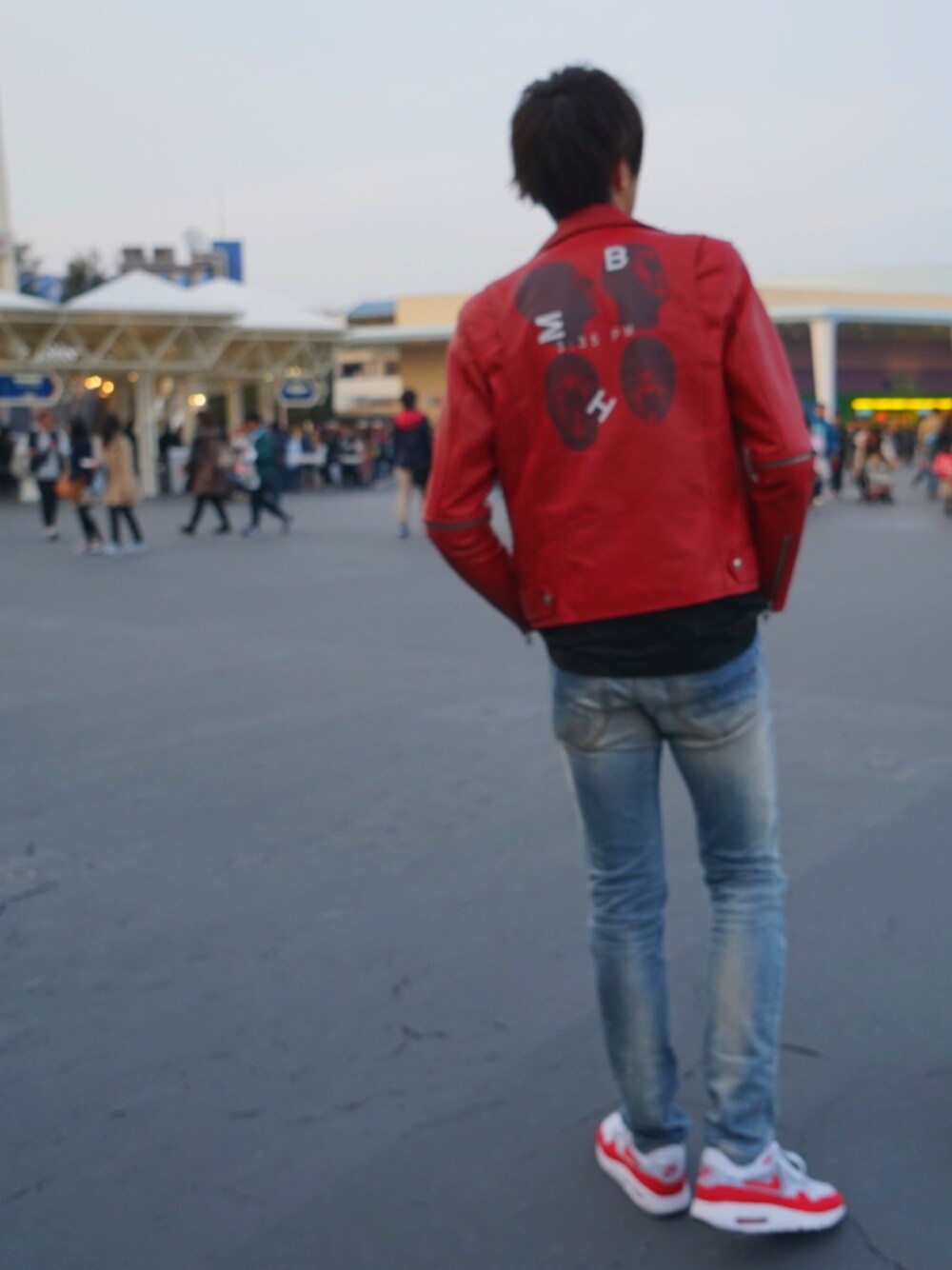 「ootd、ストリート、YeezyBoost350、フライニットマックス、フライニット、ミスビヘイブ、クロムハーツ、ディーゼル、misbhv、NIKE AIR MAX」｜「DIESELの00SW1Q0845F（デニムパンツ、ブルー系）」を使った、ようさん（メンズ・188cm）の春コーディネートの1枚目の写真