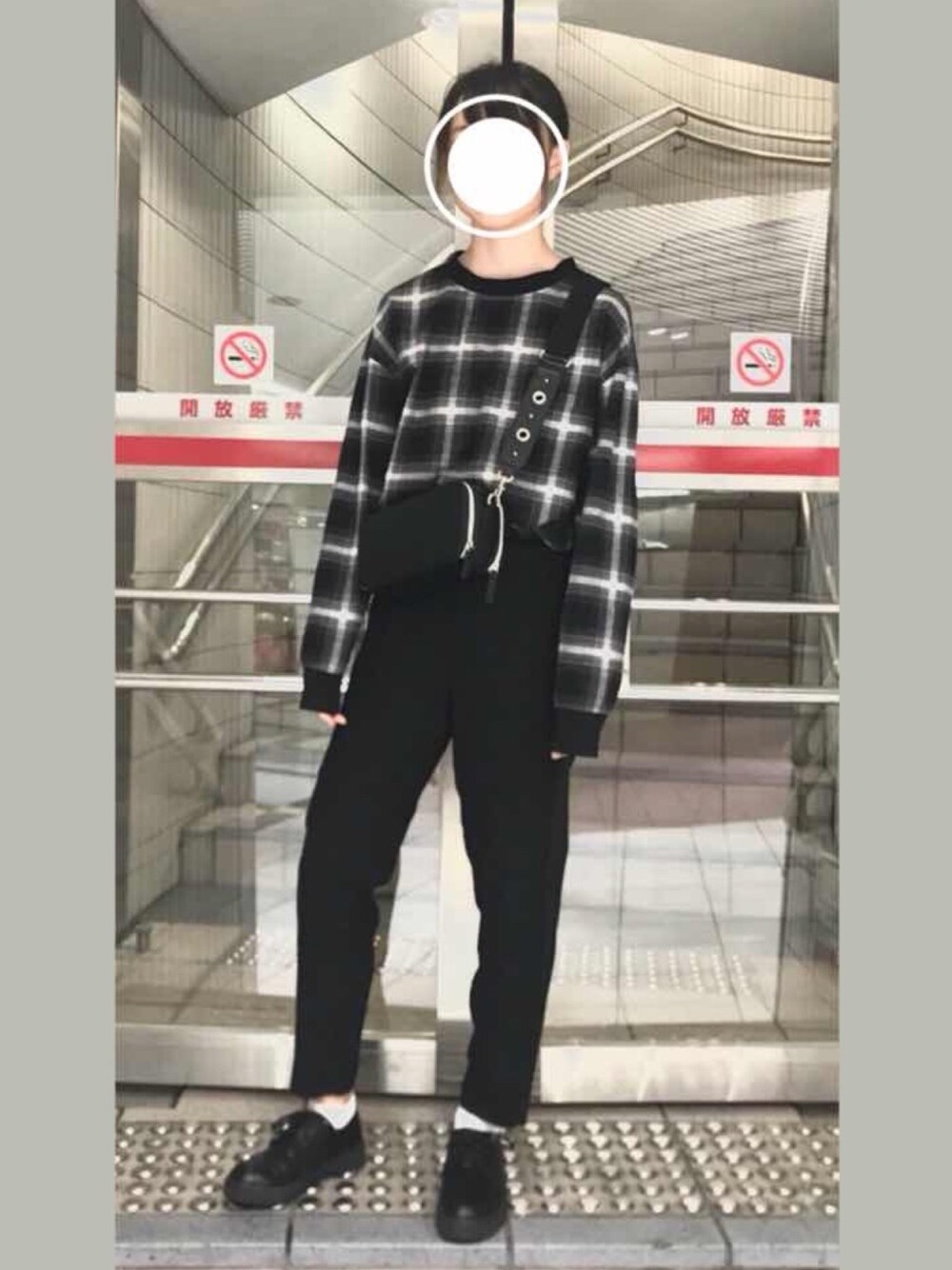 「モノトーン、白黒、GU、プチプラ、黒、テーパードパンツ、革靴、雨の日コーデ、きれいめカジュアル、モード学園」｜「GUのアイテム（Tシャツ/カットソー、ブラック系）」を使った、☃️さん（レディース・162cm）の夏コーディネートの1枚目の写真