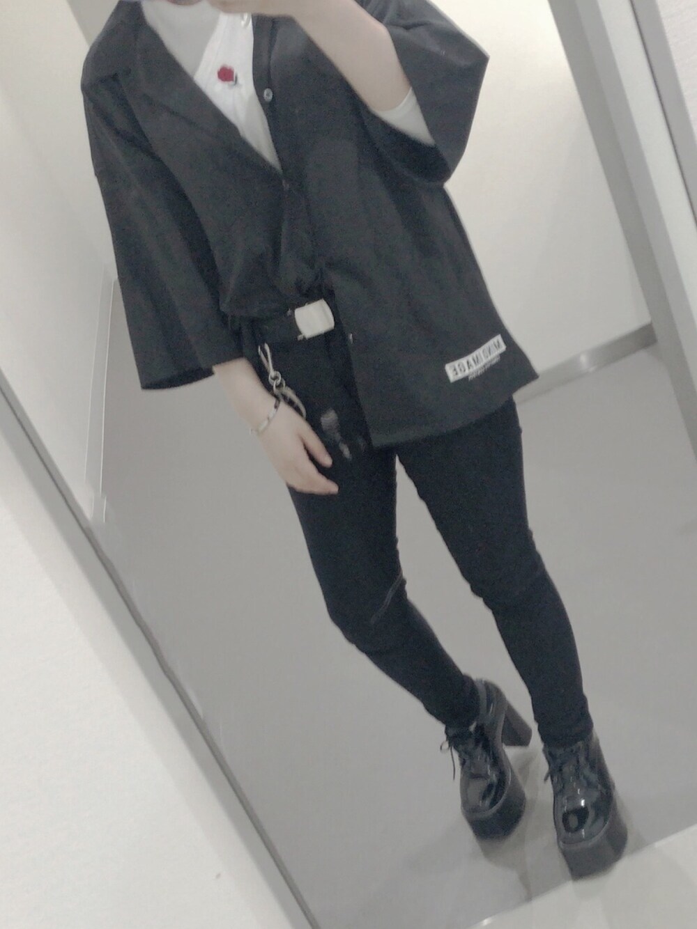 「ラクチンコーデ、おしゃれさんと繋がりたい、ショートヘア、ワントーンコーデ、シンプルコーデ、パンツスタイル、韓国ファッション、白Tシャツ、ビックシルエット、低身長」｜「SPINNSのアイテム（その他アウター、ブラック系）」を使った、ポメさん（レディース・156cm）の夏コーディネートの1枚目の写真