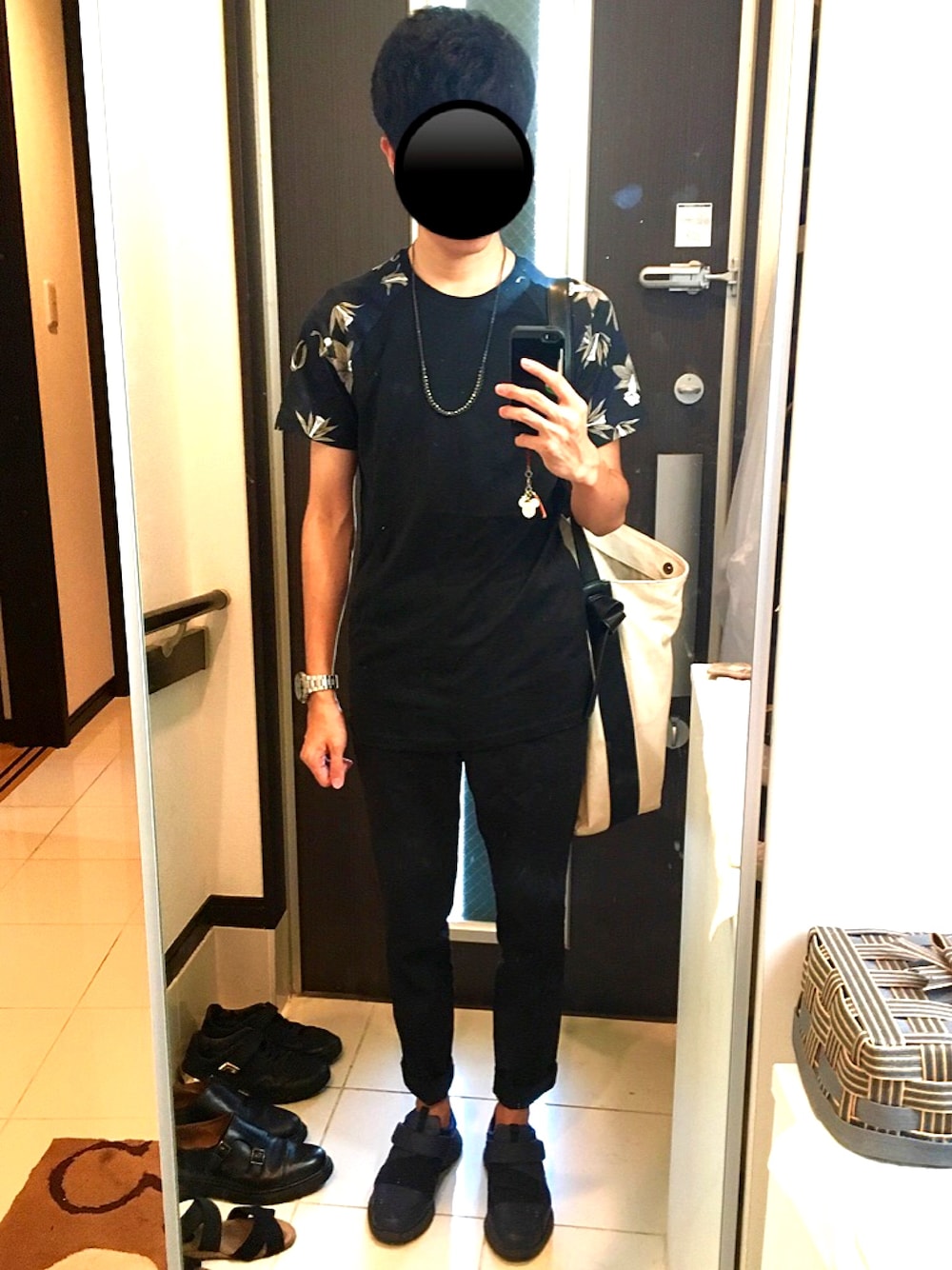 ブラック系のTシャツ/カットソー、ブルー系のスニーカー、シルバー系のネックレスを着用したメンズの夏コーディネートの1枚目の写真
