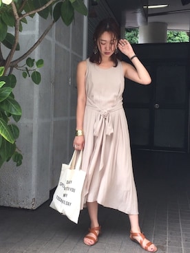 「アイテム（バングル/リストバンド）」を使った、TOMOMI KANATAさん（レディース・162cm）の秋コーディネート