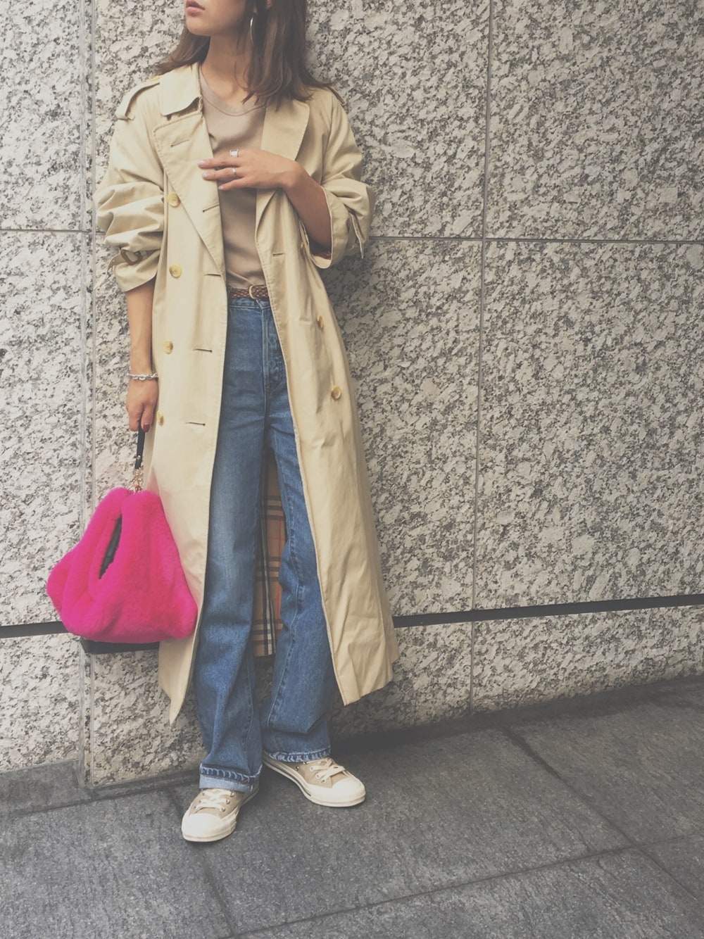 「秋のコーデ、秋服、トレンチコート、burberry、デニム、ユニクロ、リブT、ピンク」｜「VINTAGEのアイテム（トレンチコート、ベージュ系）」を使った、izuminさん（レディース・161cm）の秋コーディネートの1枚目の写真