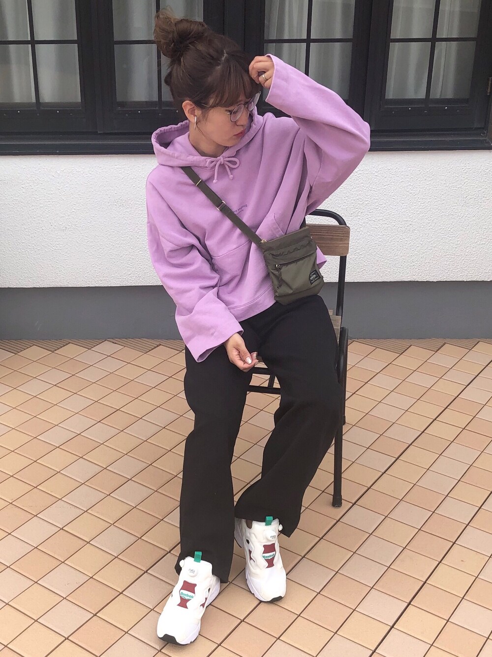 ホワイト系のスニーカー、ブラック系のその他パンツ、ピンク系のパーカーを着用したレディースの秋コーディネートの1枚目の写真