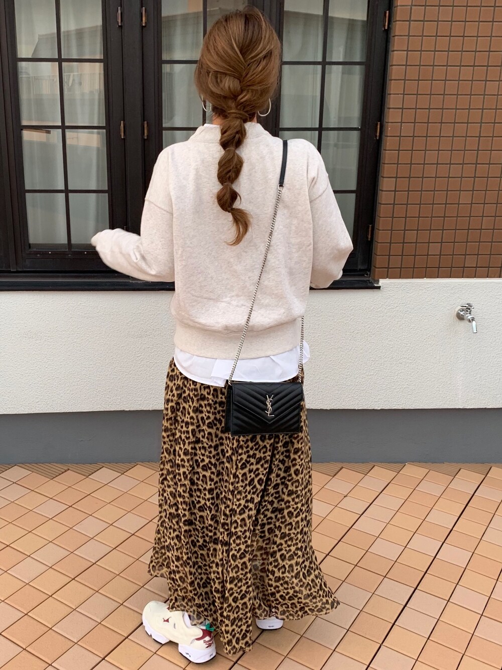「秋コーデ、カジュアルコーデ、ママファッション、スカート、レオパード、スウェット、スニーカー女子、スニーカー、カジュアル」｜「ISABEL MARANTのアイテム（スウェット、ベージュ系）」を使った、izuminさん（レディース・162cm）の秋コーディネートの1枚目の写真