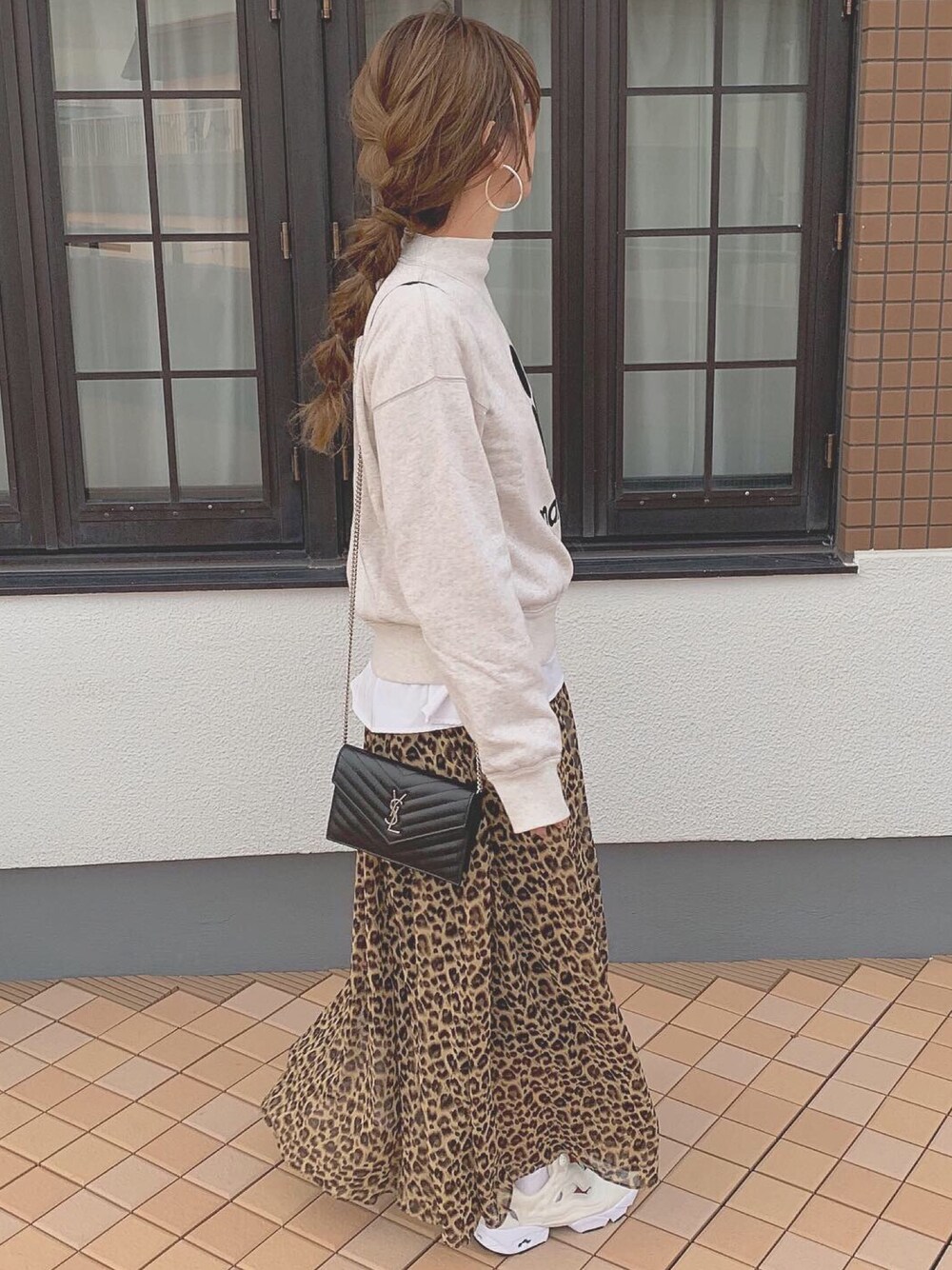 「秋コーデ、カジュアルコーデ、スカート、レオパード、ロングスカート、ロングヘア、ヘアアレンジ、ママコーデ」｜「ISABEL MARANTのアイテム（スウェット、ベージュ系）」を使った、izuminさん（レディース・162cm）の秋コーディネートの1枚目の写真