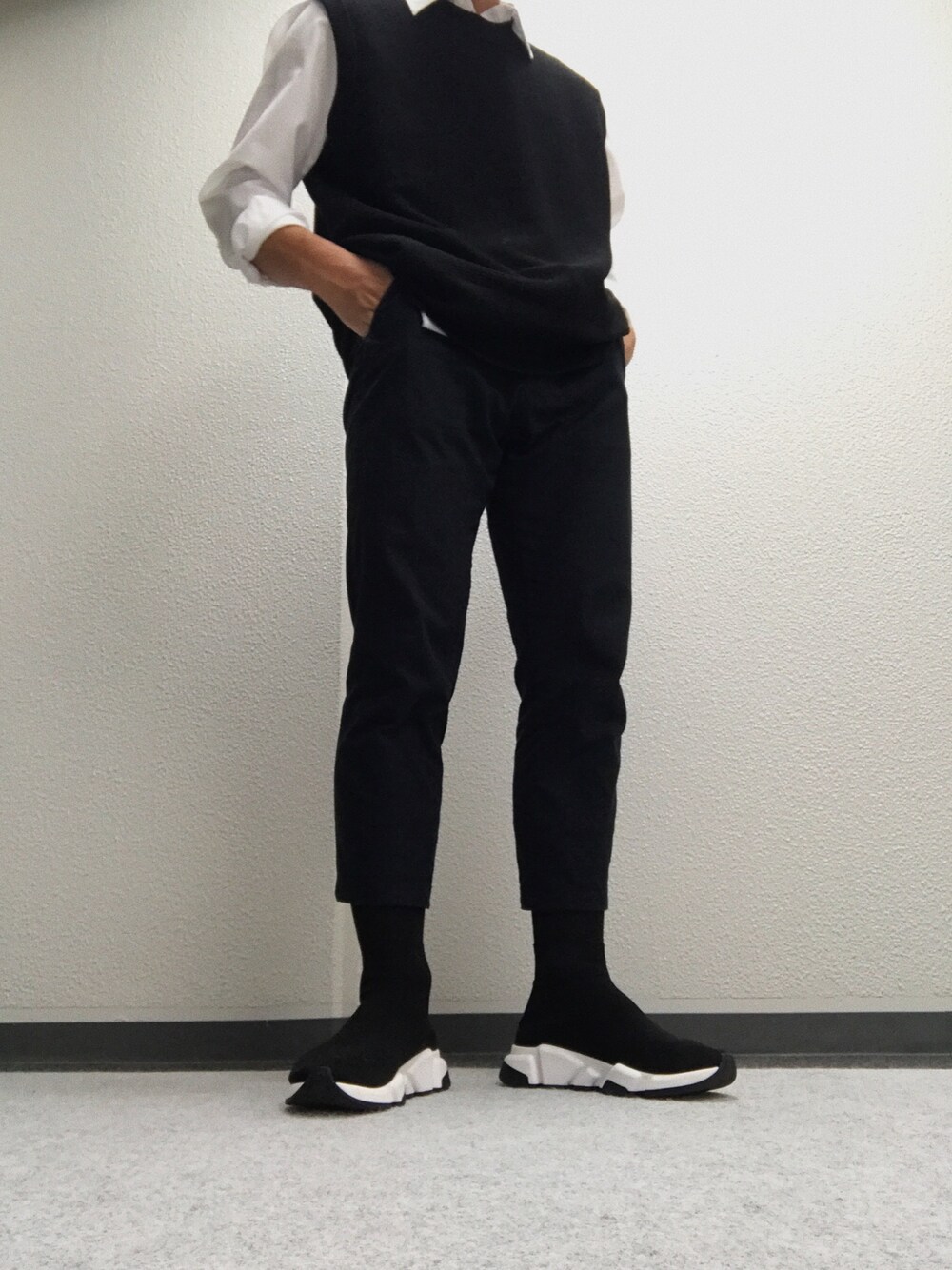 「UNIQLO、BALENCIAGA、韓国ファッション、韓国、シンプル、低身長、大学生、初投稿、ニット」｜「UNIQLOのアイテム（その他パンツ、ブラック系）」を使った、yukiさん（メンズ・165cm）の秋コーディネートの1枚目の写真