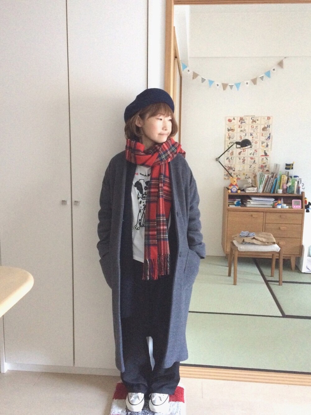 グレー系のジャケット/アウター、ホワイト系のTシャツ/カットソー、ブルー系のカーディガン/ボレロを着用したレディースの冬コーディネートの1枚目の写真