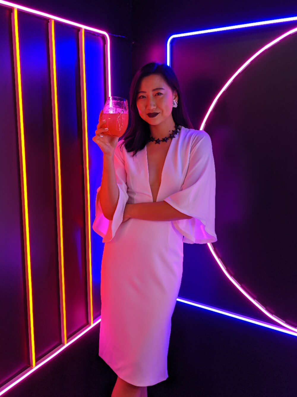 「sydney、neonsign、white dress、Melbourne、fashion、PARTY」｜「Lexi Clothingのアイテム（ワンピース、ホワイト系）」を使った、theexampleauさん（レディース・170cm）の秋コーディネートの1枚目の写真