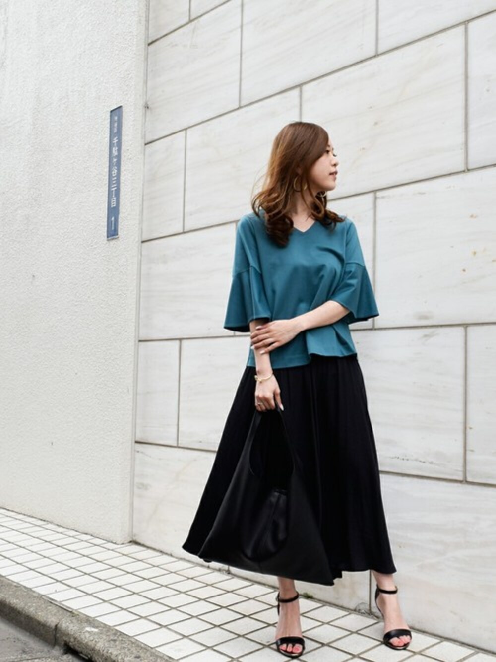 「グリーン、ターコイズ、ガウチョパンツ、フレアスリーブ、MK MICHEL KLEIN」｜「MK MICHEL KLEINのフレアースリーブVネックカットソー（Tシャツ/カットソー、グリーン系）」を使った、MKミッシェルクランさん（レディース・155cm）の春コーディネートの1枚目の写真
