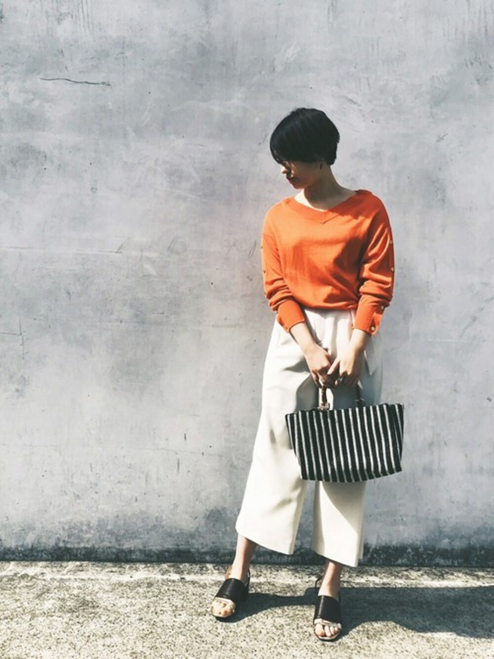 「カラーニット、オレンジ、大人カジュアル、ワイドパンツ、MK MICHEL KLEIN、MKミッシェルクラン」｜「MK MICHEL KLEINのデザインスリーブニットPO（ニット/セーター、オレンジ系）」を使った、MKミッシェルクランさん（レディース・166cm）の春コーディネートの1枚目の写真