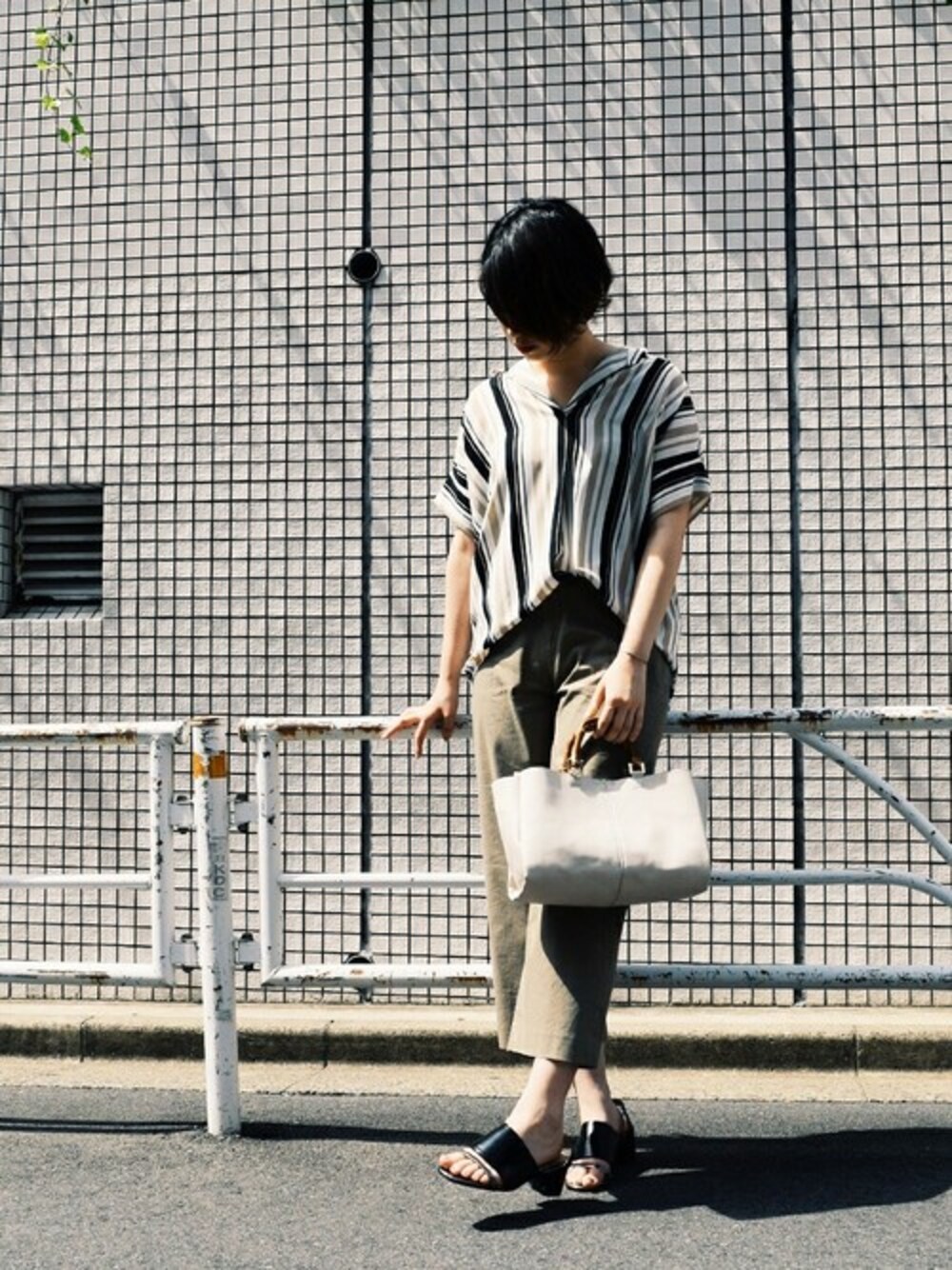 「ストライプ、大人カジュアル、アースカラー、MK MICHEL KLEIN、MKミッシェルクラン」｜「MK MICHEL KLEINの【洗濯機で洗える】マルチストライプ柄オーバーブラウス（シャツ/ブラウス、ホワイト系）」を使った、MKミッシェルクランさん（レディース・166cm）の夏コーディネートの1枚目の写真
