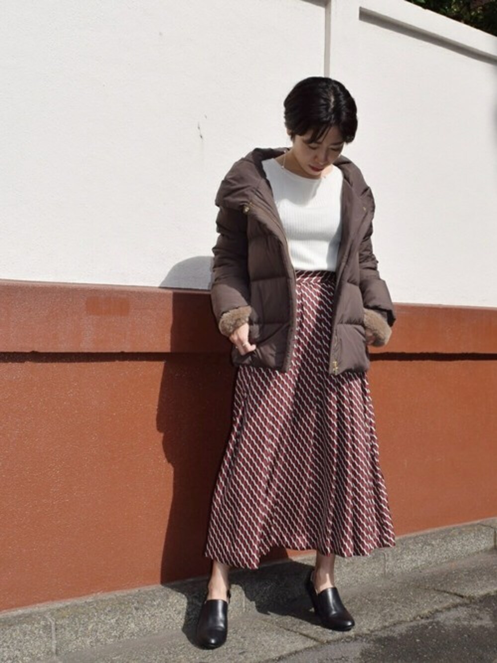 「大人カジュアル、幾何学柄、ショートダウン、フレアースカート、MK MICHEL KLEIN、MKミッシェルクラン」｜「MK MICHEL KLEINの【はっ水加工】ショートダウンコート（ダウンジャケット/コート、ブラウン系）」を使った、MKミッシェルクランさん（レディース・158cm）の冬コーディネートの1枚目の写真